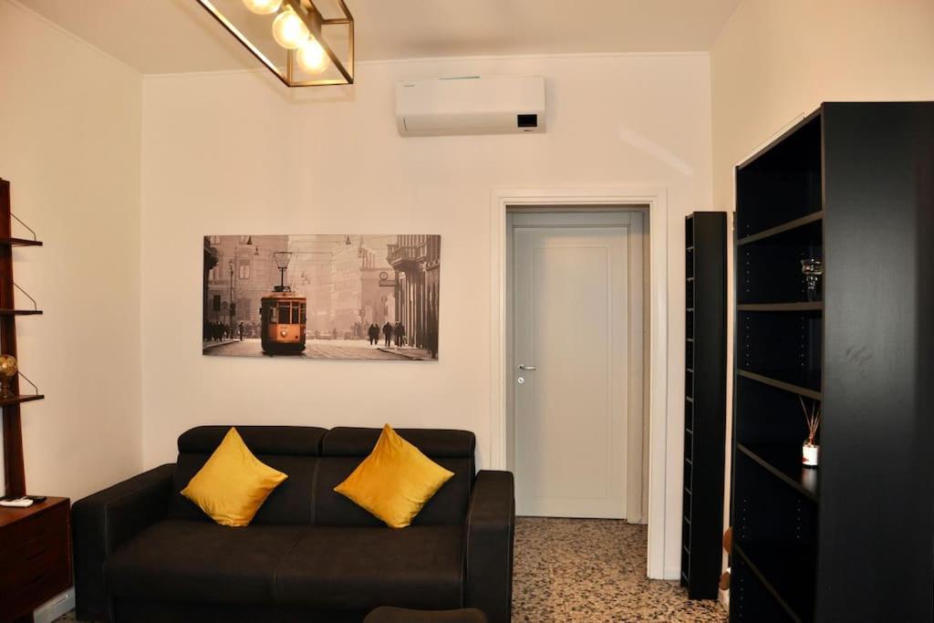 M.Aurelio Black & White Milan Bagian luar foto